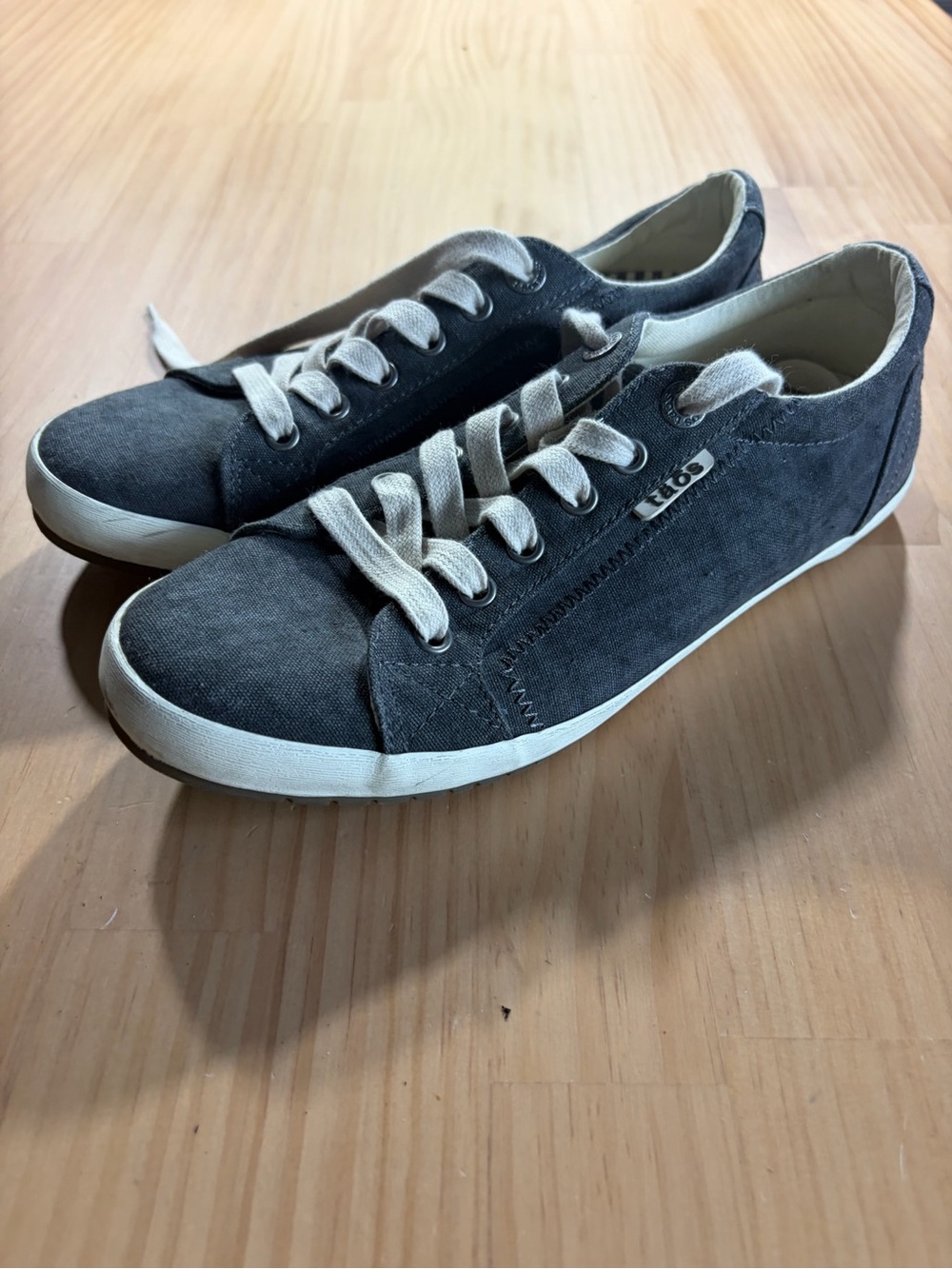 Taos Footwear Gray Canvas Low-Top Sneakers with White Laces A5